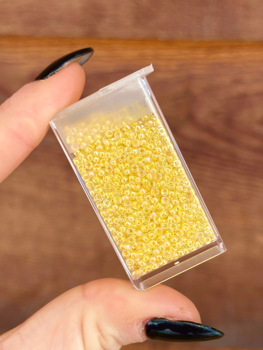 11/0 Light Yellow Lined Crystal AB